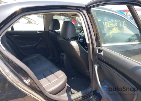 2010 Volkswagen Jetta Se z USA, uszkodzony, nr VIN 3VWRZ7AJ9AM042787